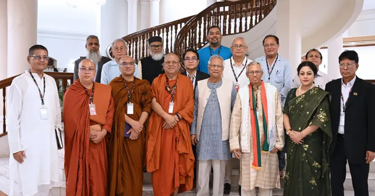 প্রধান উপদেষ্টার সঙ্গে বৌদ্ধ ধর্মীয় নেতৃবৃন্দ